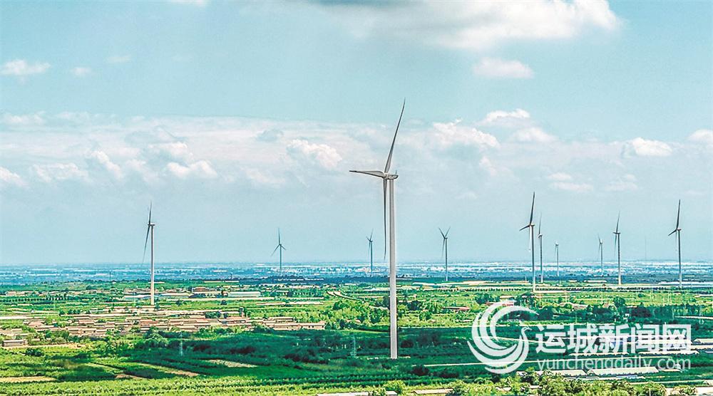 在临猗县境内，一台台风力发电机迎风旋转，与田野、蓝天相映成景，呈现出一幅美丽的生态画卷。 记者 金玉敏 摄