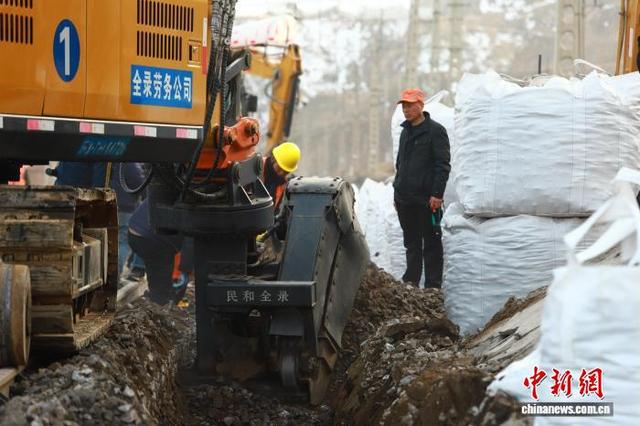 3月14日，兰州西工务段工作人员指挥机械进行道岔清筛。王光辉 摄