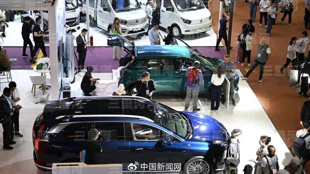 ​4月15日，广东广州，第137届中国进出口商品交易会（广交会）开幕迎客。图为汽车展区吸引采购商。中新社记者 陈楚红 摄