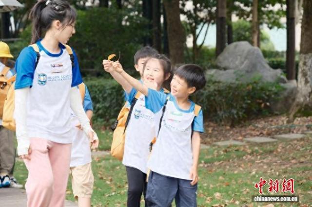 2024年7月，曹淑婷(左一)带小朋友走访宁波诺丁汉大学。 (资料图，受访者提供)