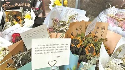 △武侯墓前的鲜花和信笺  图源：北京青年报