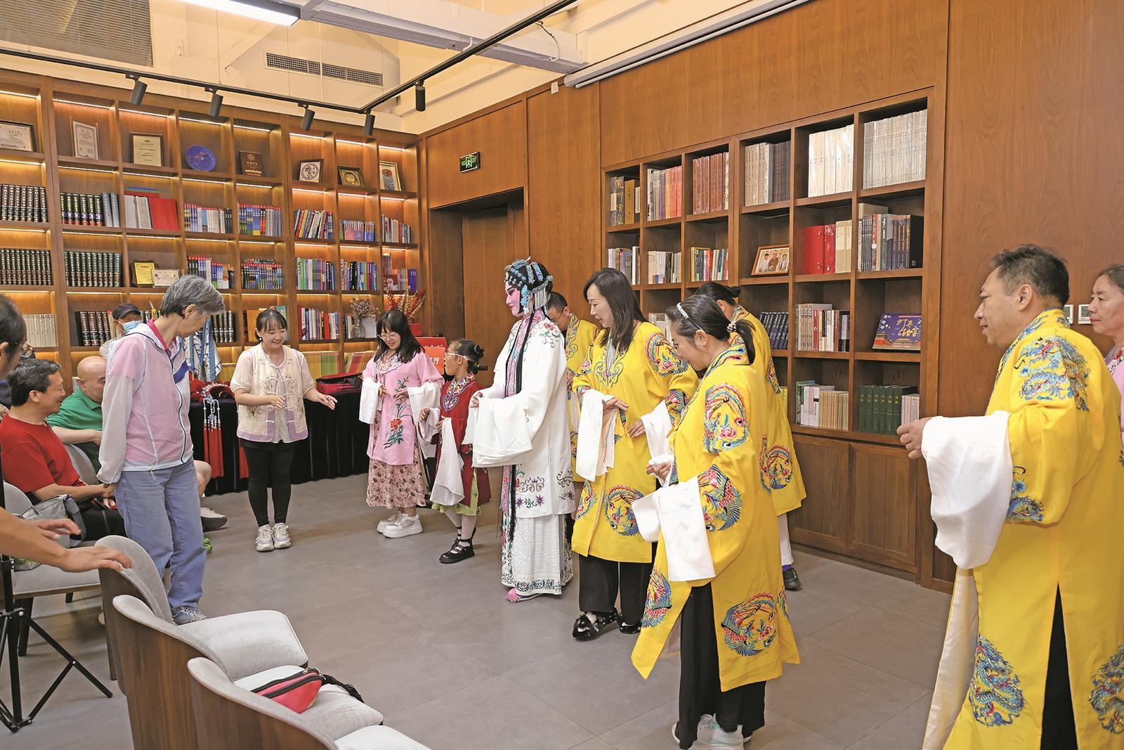 　　市民游客在“文化东城”会客厅沉浸式体验昆曲 受访者 供图