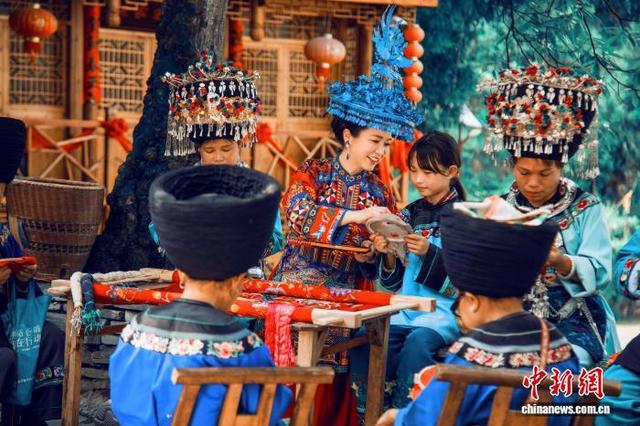 图为苗绣非遗工坊。酉州苗绣非遗工坊 供图