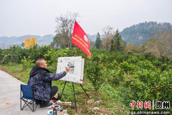 图为柑橘成熟引美术爱好者现场创作。唐哲摄