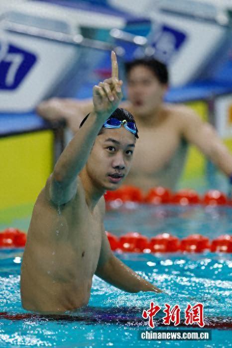 10日晚，张展硕在全运会400米自由泳比赛夺冠后庆祝。记者 韩海丹 摄