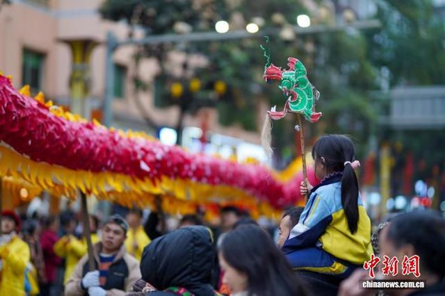 3月2日，贵州省台江县60余条“祥龙”齐聚县城，以苗家最隆重、最热烈的方式闹元宵。龙军 摄