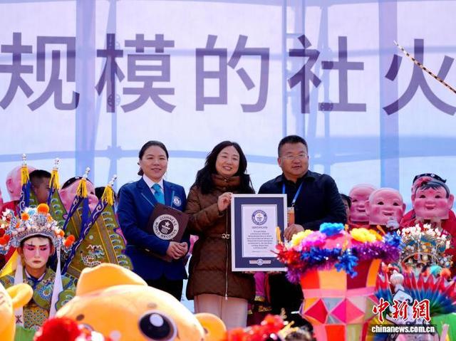 图为现场颁发吉尼斯世界纪录证书。李隽 摄