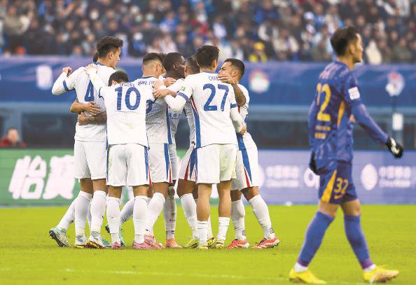 申花队队员庆祝进球 新华社 发