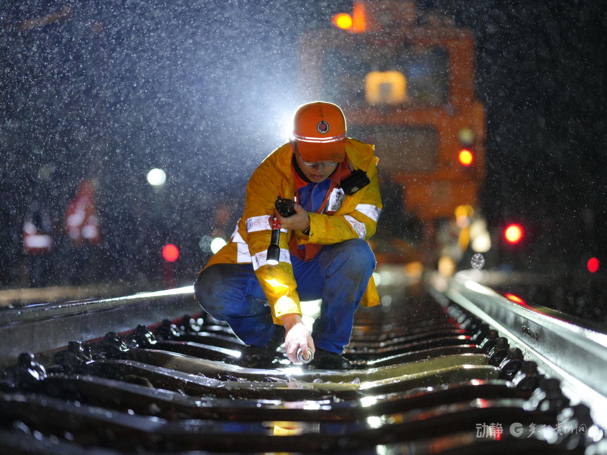 图为3月14日凌晨线路大机捣固施工中作业人员标记钢轨附属设备(青尧摄)