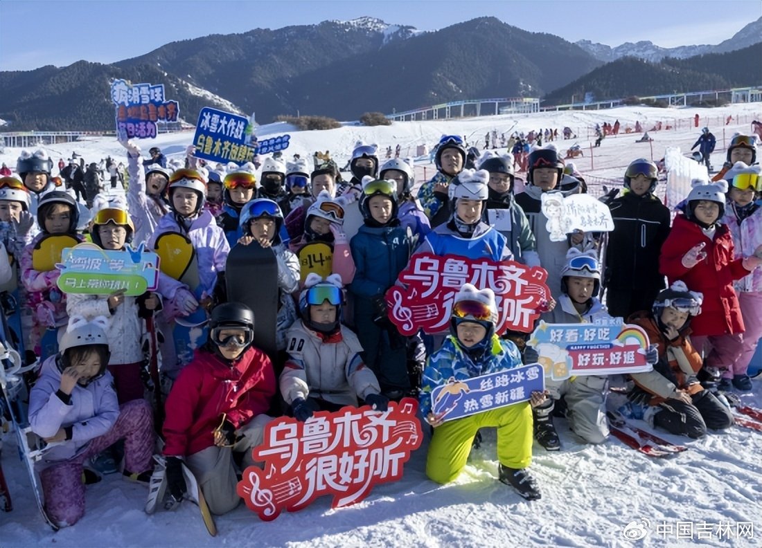 学生在乌鲁木齐市一家滑雪场体验冰雪项目 新华社