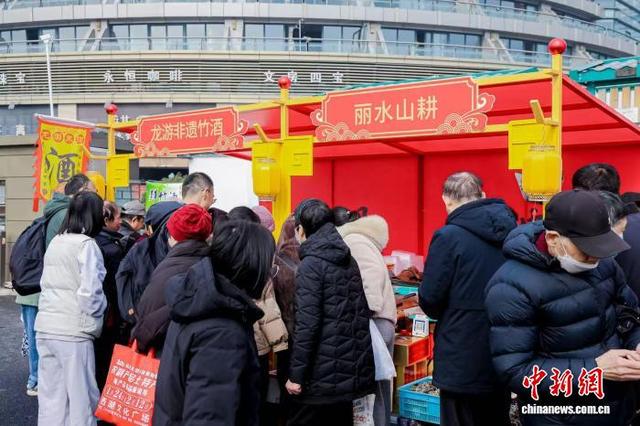 活动现场，地方特色风味好物受到消费者热捧。浙江省商务厅 供图