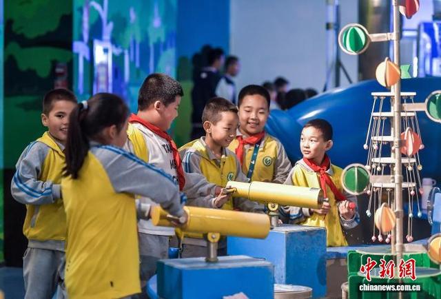 9月18日，新疆乌鲁木齐市，该市第十八小学的学生们在新疆科技馆体验互动装置。中新社记者 刘新 摄