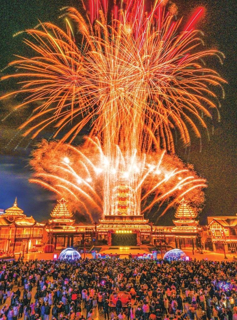 嘉峪关方特烟火表演。