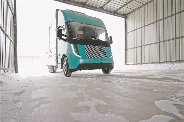 待测车辆驶入坡型测试场地。