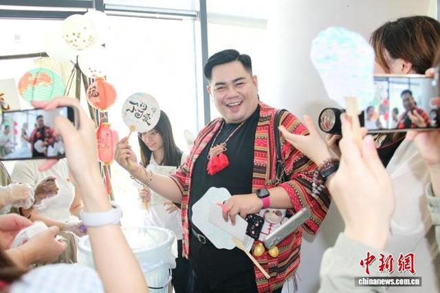 图为漆扇制作体验现场。陈萌萌 摄