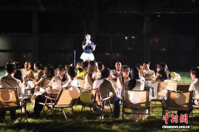 图为集市旁举办的青年交友活动。 熊锦阳 摄