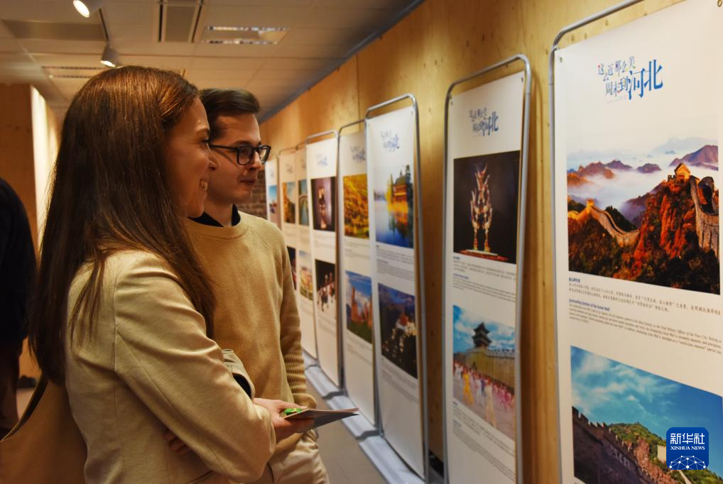 11月26日，在荷兰海牙中国文化中心，嘉宾观看河北文旅展板。新华社记者 邵海军 摄