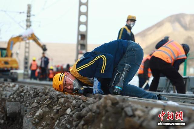 3月14日，兰州西工务段工作人员正在检查线路高低。王光辉 摄