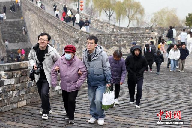 1月1日，江苏南京，民众登上有着六百多年历史的明城墙，登高望远迎新年。中新社记者 泱波 摄