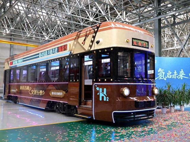 氢能文旅列车“氢春号”。新华社记者 唐铭泽 摄