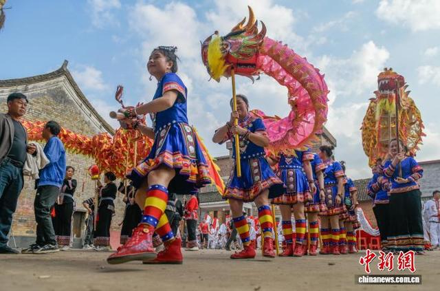 2月14日，湖南江华神岗村，瑶族姑娘舞龙。蒋克青 摄