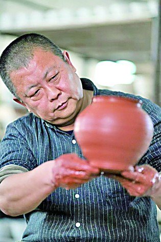     磁州窑烧制技艺传承人毛朝辉