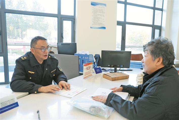 　　3月2日，在霍尔果斯经济开发区兵团分区企业服务之家，工作人员在为私营业主办理营业执照。王东 摄