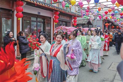 　　昨天，长兴县画溪街道举行元宵主题活动，多支民间文艺表演队开展民俗“踩街”，吸引人们前来观看。记者  吴拯  摄
