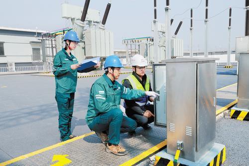 4月2日，国网衡水供电公司员工在雄商高铁枣强南牵引站验收供电设备。 张露莹摄