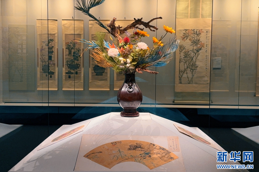 “上海·海上——上海市历史博物馆藏海派绘画名家作品展”展厅一角（摄于9月30日）。新华网发（刘东 摄）