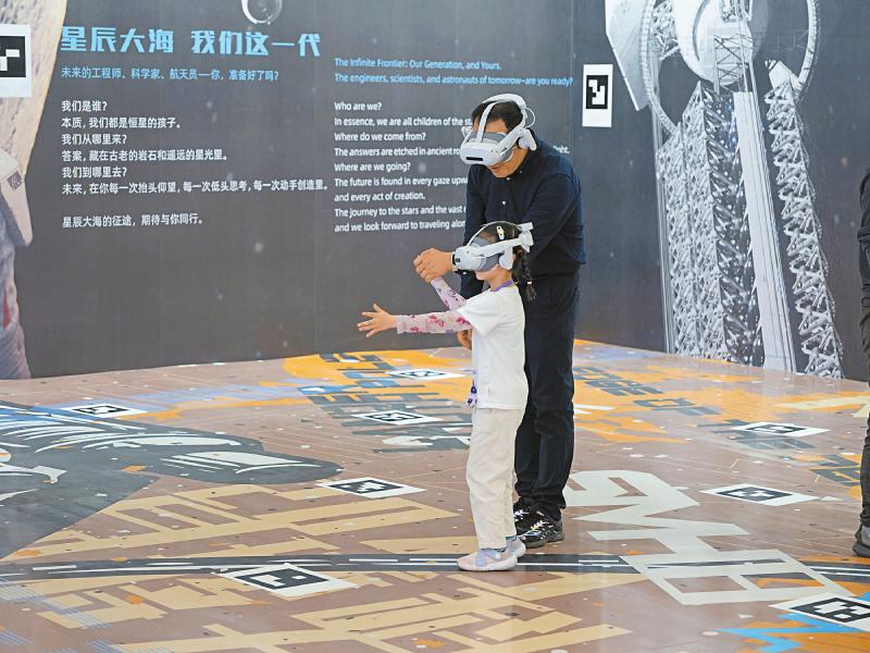 观众体验VR月球行走。