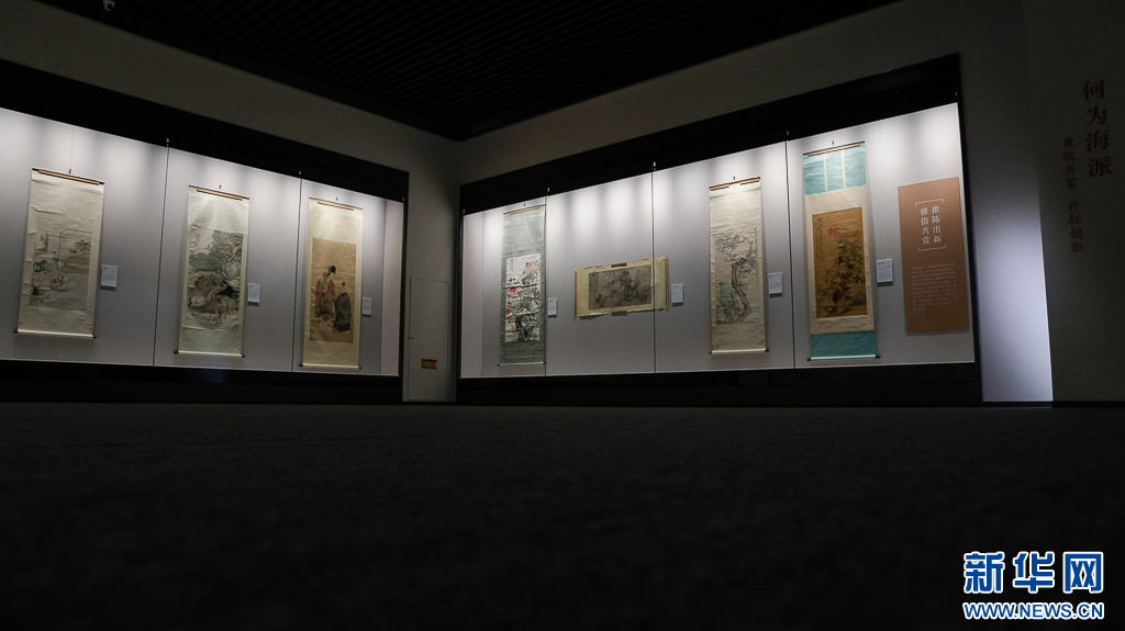 “上海·海上——上海市历史博物馆藏海派绘画名家作品展”展厅局部（摄于9月30日）。新华网发（刘东 摄）