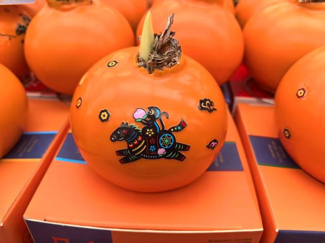 贴着陕西非遗剪纸图案的朱顶红蜡球。新华社记者 韩佳诺 摄