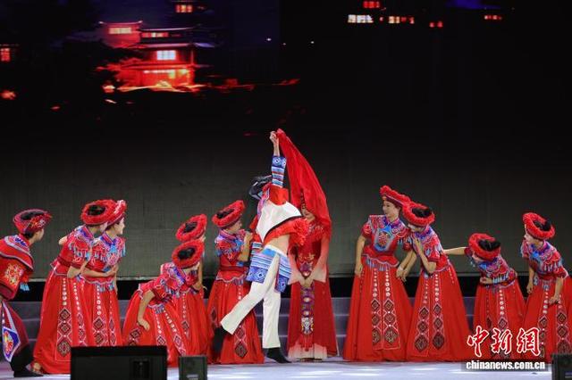 专题演出展现了武陵山区的文化魅力与生活热情。董晓斌 摄