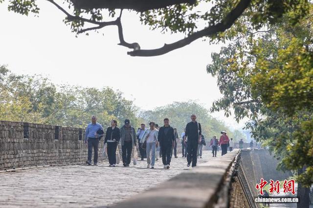 11月23日，江西赣州，民众在宋代古城墙上散步。中新社记者 刘力鑫 摄