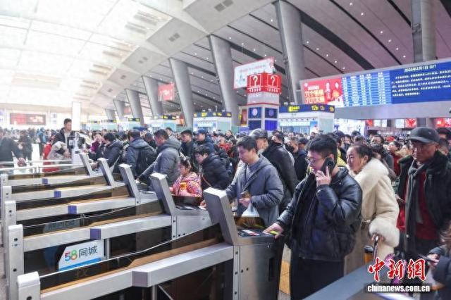 旅客在北京南站乘车。记者 贾天勇 摄