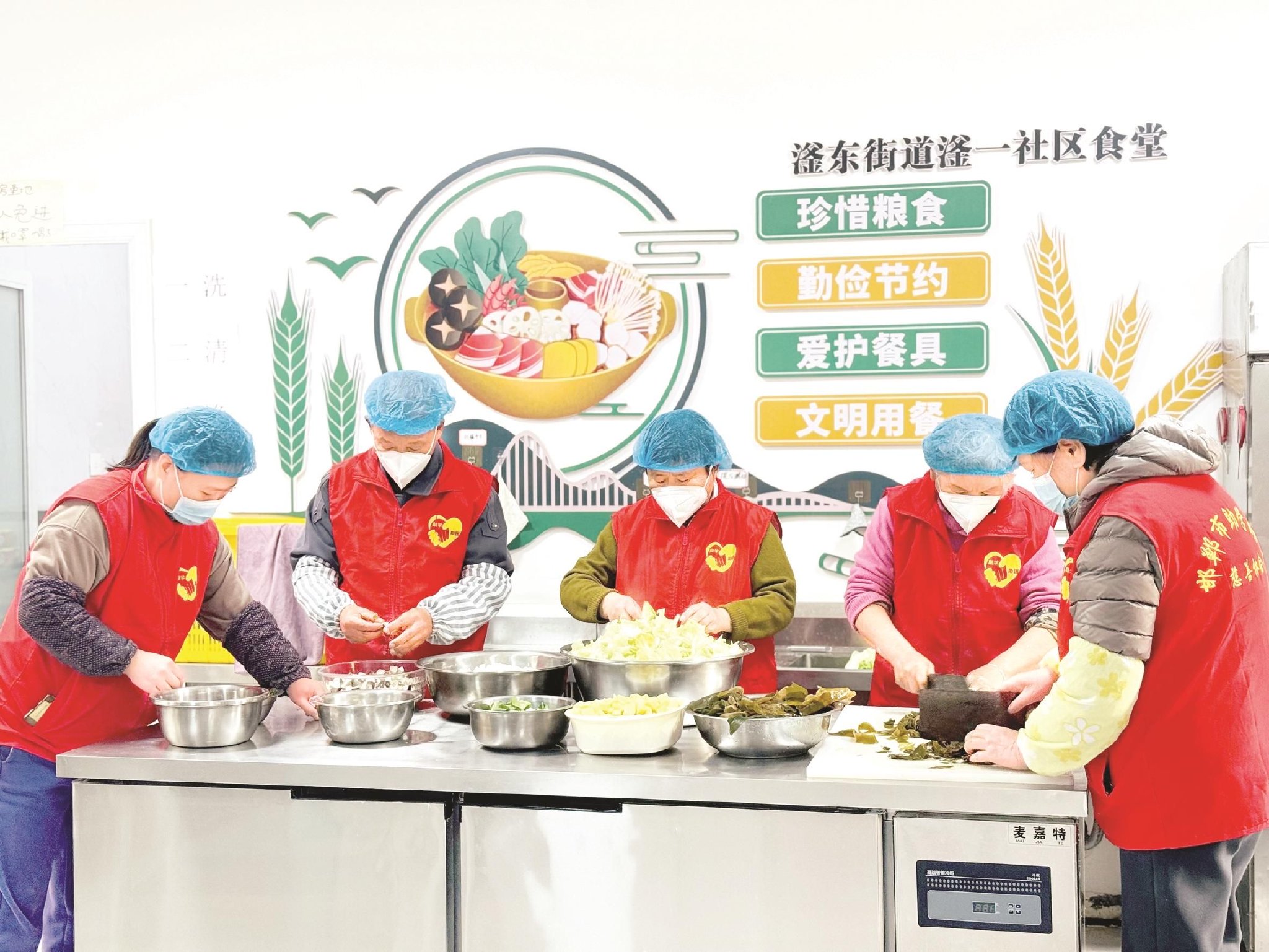志愿者们在社区食堂准备食材。 赵鸿粼 摄