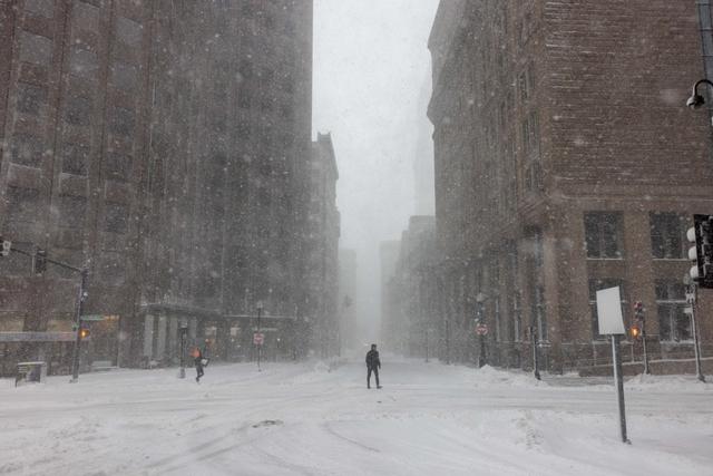 2月23日，美国马萨诸塞州波士顿，人们在风雪中行走。视觉中国 图
