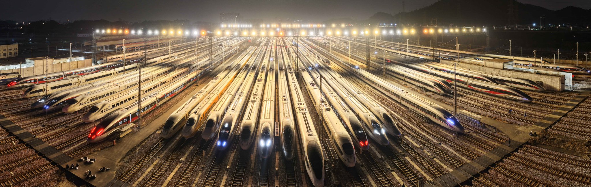 　　△ 2026年2月1日，动车组列车停靠在广州动车段存车场。（无人机拍摄）