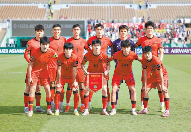 　　昨天，中国队首发球员在赛前合影。 新华社记者 王海洲摄