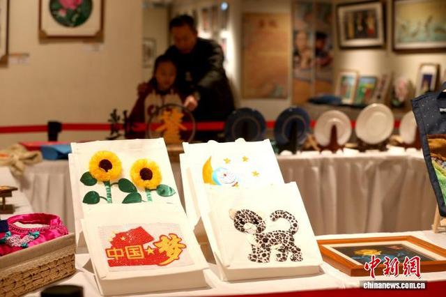 11月15日，青海西宁，市民参观堆绣展。 张忠苹 摄