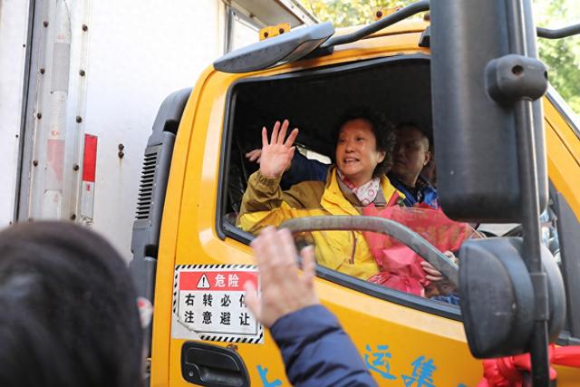 搬迁的居民和邻居告别。本文图均为 澎湃新闻记者 朱伟辉 图