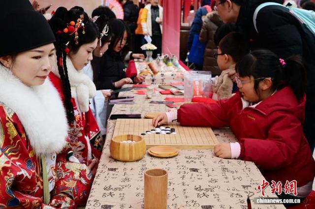 图为市民体验传统文化。郭晓莹 摄