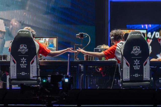 AG战队选手在比赛中互相鼓励。湛江科技学院 黄智航/摄