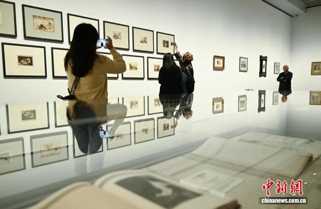 11月12日，浙江版画院首展作品吸引参观者。中新社记者 王刚 摄