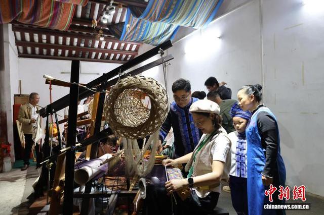 11月16日晚，境外媒体代表体验壮锦织锦技艺。林馨 摄