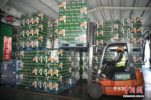 2月7日，山西省太原西站货场，工人在仓储区装卸年货物资。中新社记者 韦亮 摄