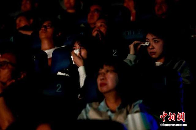 在电影《给阿嬷的情书》放映现场，观众们沉浸在影片的情感中，有些观众用纸巾擦拭眼泪。钟锐钧 摄