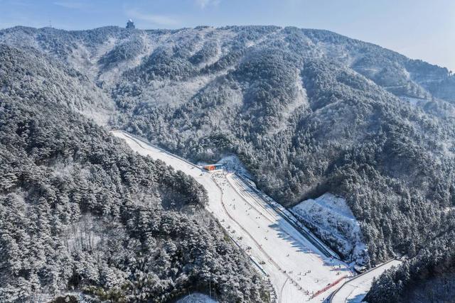 空中俯瞰杭州临安大明山万松岭滑雪场（2025年12月25日摄，无人机照片）。新华社记者 徐昱 摄
