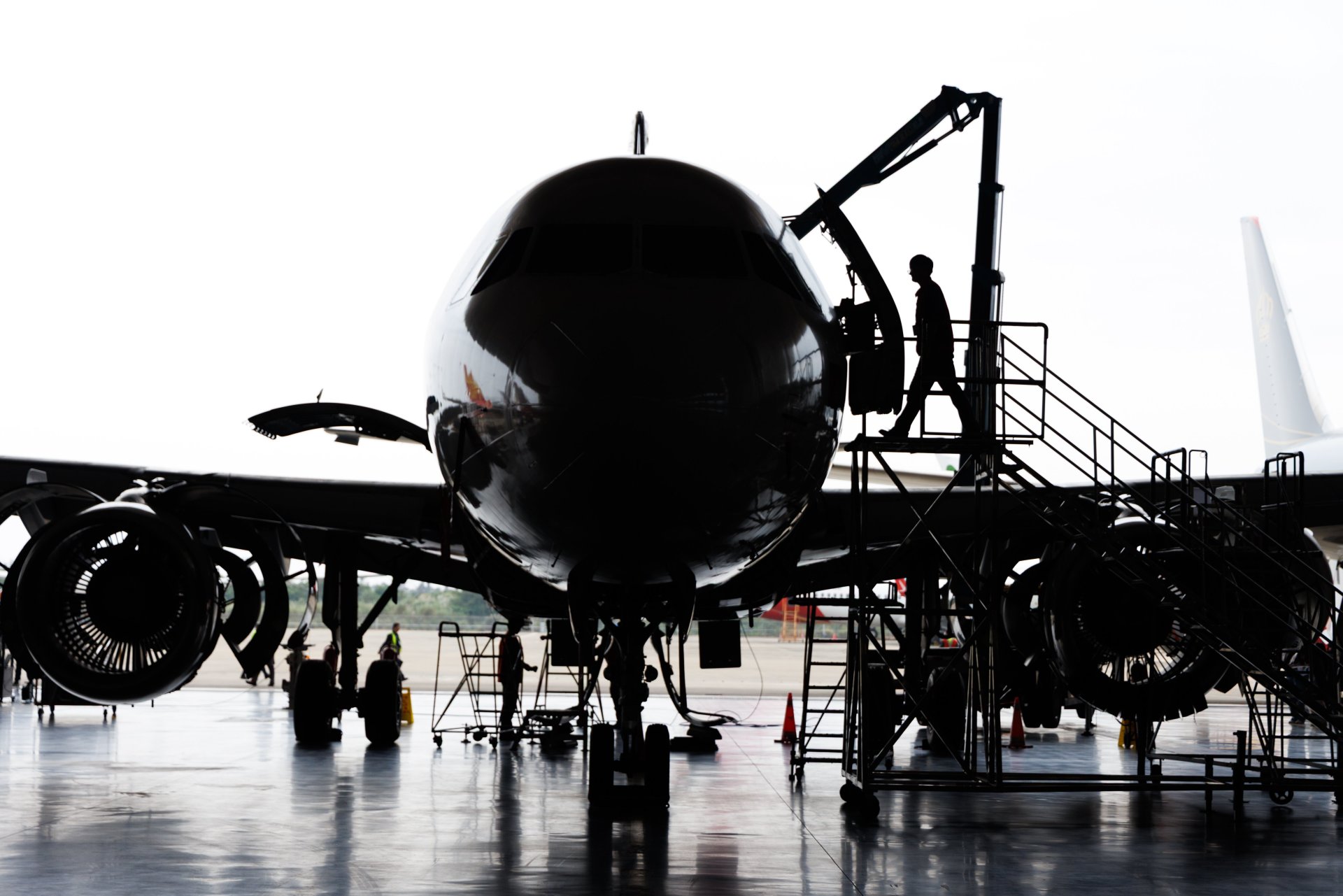 工作人员在海口一维修基地维修飞机   新华社记者 金立旺 摄